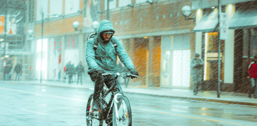 Велосипедист под дождем