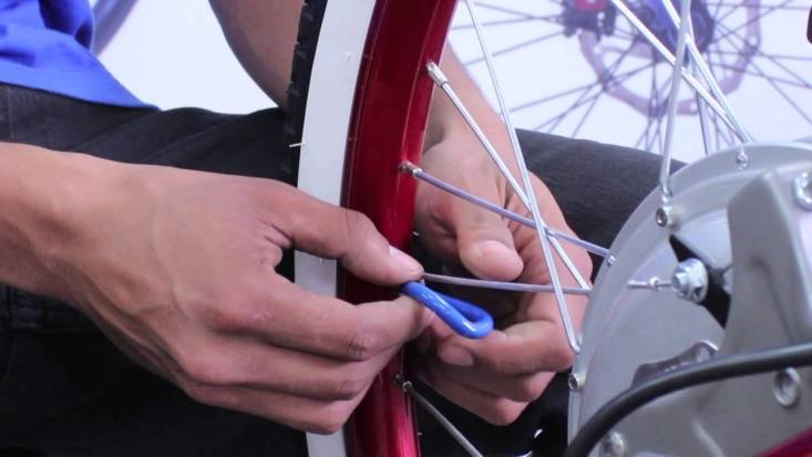 Как выправить восьмерку на колесе велосипеда самому схема в домашних